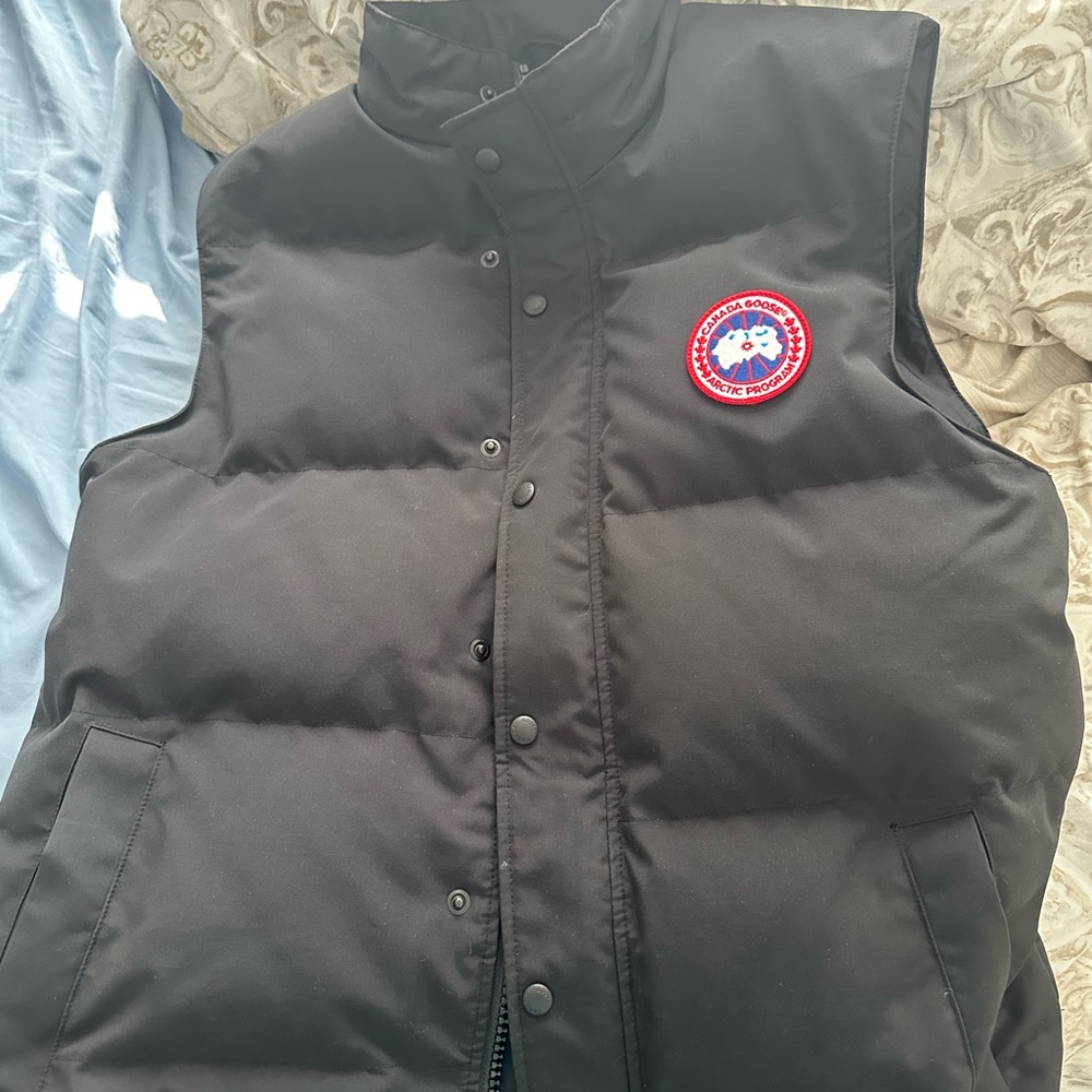 Canada Goose Vest like new, Authentic from Saks Fifth Avenue-with online receipt